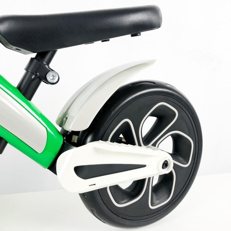 Bicicleta sin pedales verde detalles Bicicleta sin pedales verde detalles